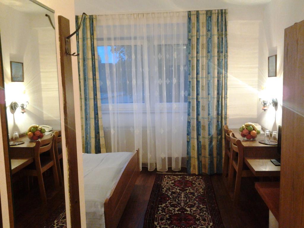 S&L Hotel Нойс Екстериор снимка
