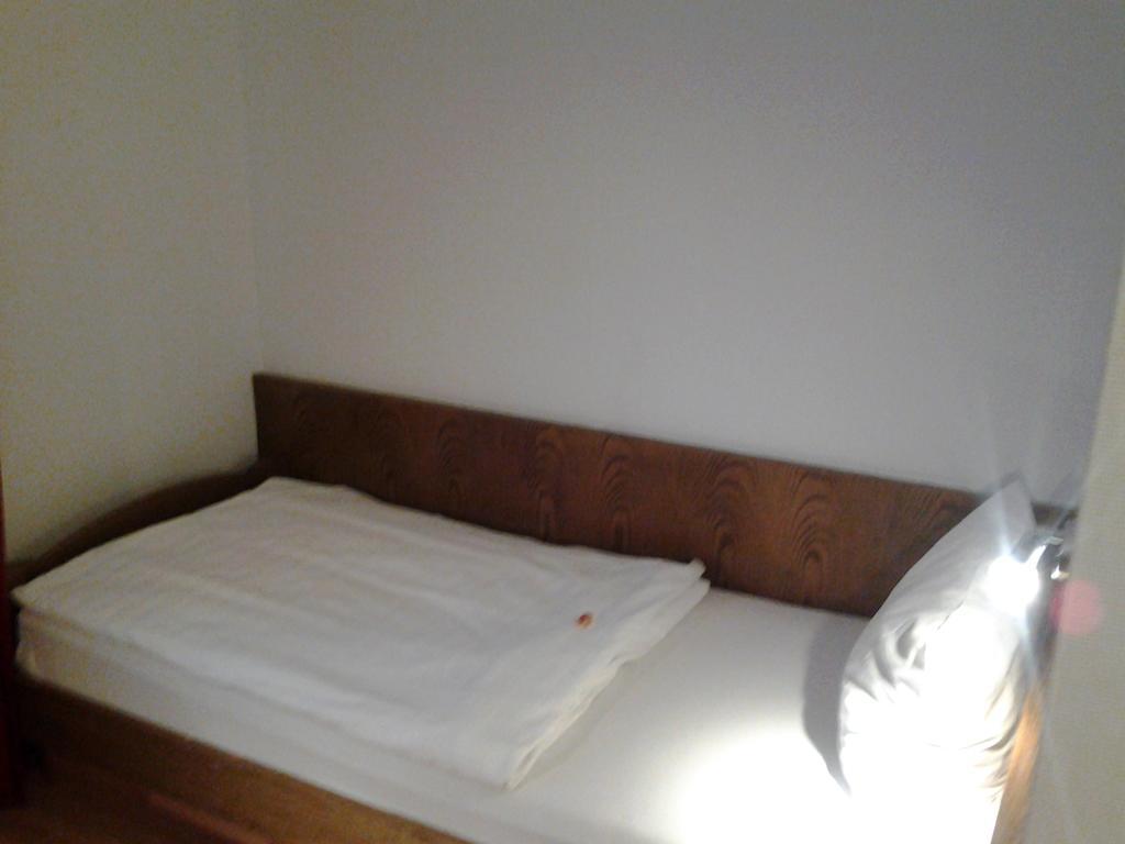 S&L Hotel Нойс Екстериор снимка