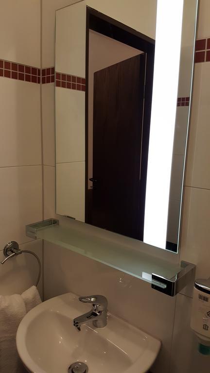 S&L Hotel Нойс Екстериор снимка