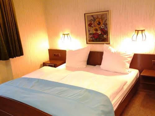 S&L Hotel Нойс Екстериор снимка