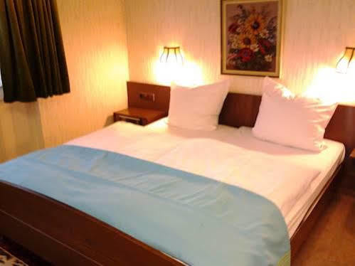 S&L Hotel Нойс Екстериор снимка