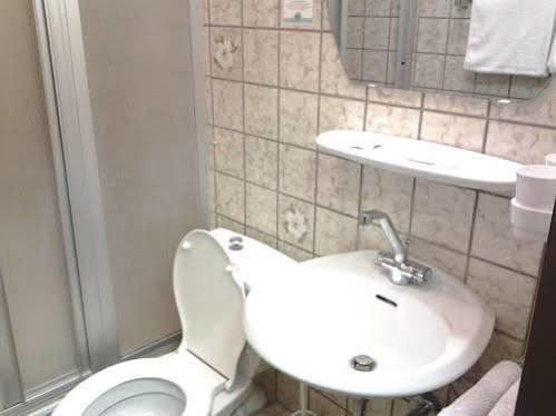 S&L Hotel Нойс Екстериор снимка